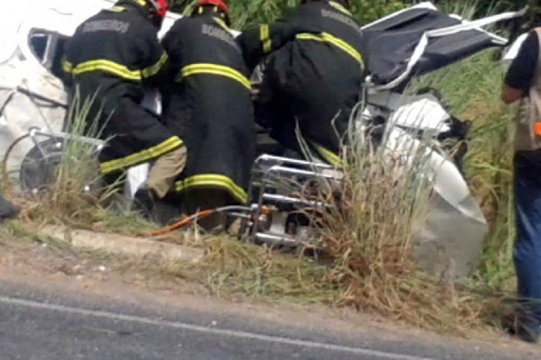 Motorista perde o controle, capota em curva e morre no local