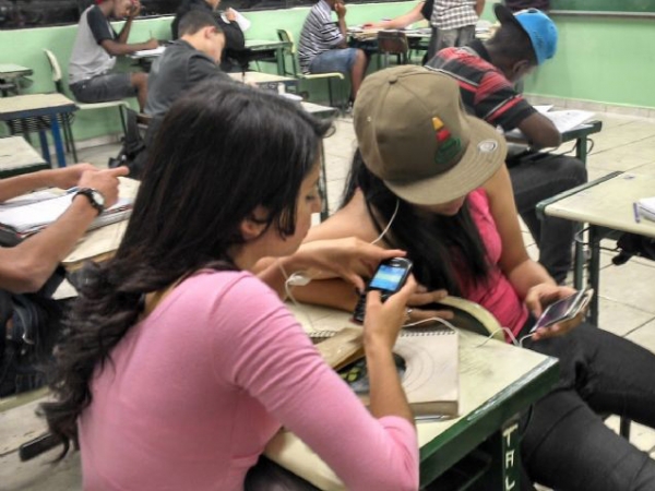Aulas nas escolas do Estado comeam nesta segunda e a novidade  a proibio uso de celulares