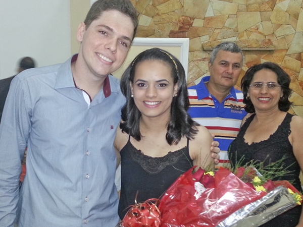 Jovem Gustavo pede a namorada Aline em casamento aps culto na igreja.