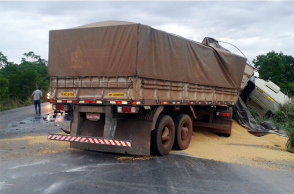 Choque de carretas deixa um motorista morto na BR-163