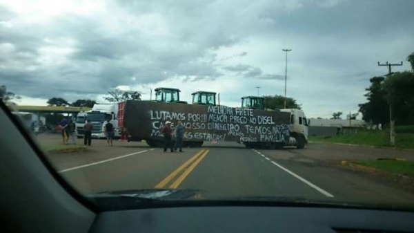 Caminhoneiros protestam contra alta do diesel e dos pedgios em vrias rodovias