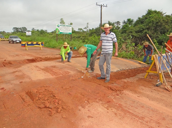 Depois de muita polemica, prefeitura reconstri redutores de velocidade na MT 338.