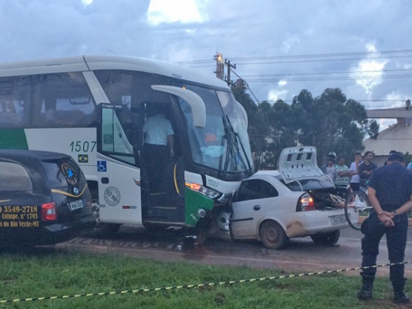 Acidente entre nibus lotado e veculo de passeia deixa um morto em Lucas