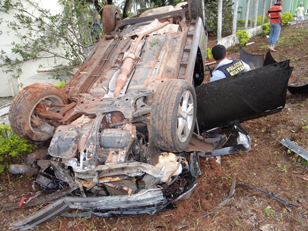 Carro capota em frente a ACRIVALE e motorista sai ileso do acidente.