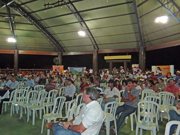 ACRIMAT em Ao leva mais de 200 pecuaristas ao Tatersal da ACRIVALE.