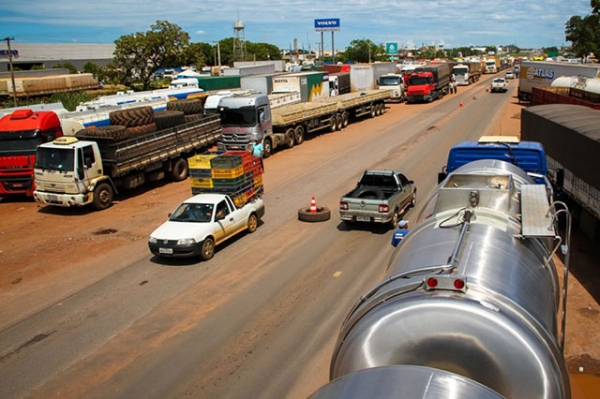 Caminhoneiros interditam sete pontos das BRs 163 e 364