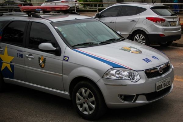 Homem  assassinado com trs tiros dentro de casa