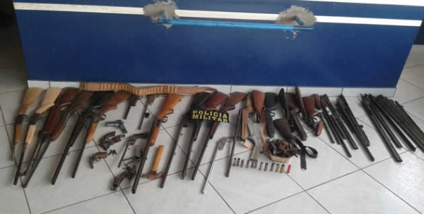 PM de Juara apreende arsenal de armas com homem que realiza consertos.