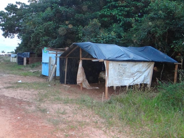 Supostos Sem Terra acampam na MT 325 na expectativa de que fazenda seja desapropriada.