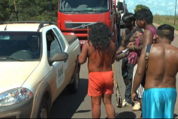 ndios bloqueiam rodovia e ameaam motoristas com arco e flecha