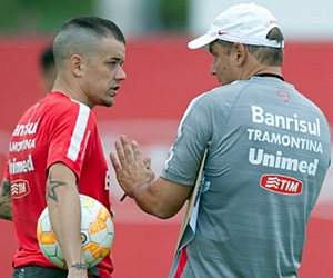 Aguirre pede intensidade em treino com Gferson e Lisandro no Inter