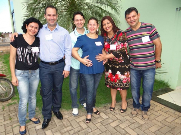 Casais participante de encontro na Igreja Presbiteriana do Brasil.