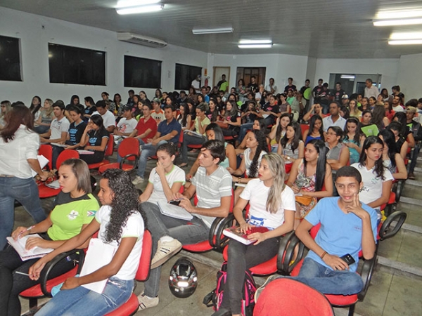 Mais de 200 alunos da Escola Oscar Soares participaram de palestra sobre resduos slidos.