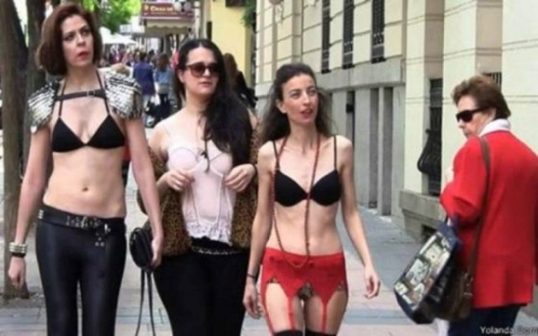 Espanholas saem s ruas de lingerie em protesto contra propaganda de TV