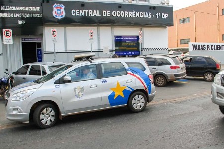 Homem mata esposa a facadas e se suicida com veneno