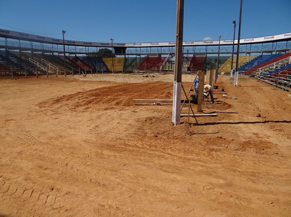 Cerca de 15 homens esto trabalhando na reconstruo da arena de rodeio da Acrivale