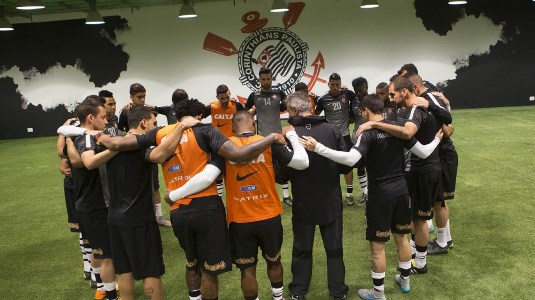 Corinthians faz 3 a 0 no Vasco e segue na vice-liderana