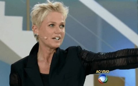 Xuxa estreia com alfinetadas  Globo, Sasha na plateia e pedido de perdo