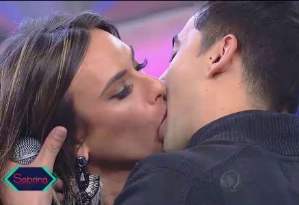 Nicole Bahls d beijo de cinema em sertanejo no palco do Programa da Japa