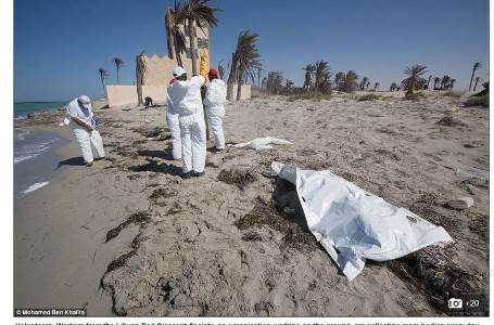 Crise no Mediterrneo: restos mortais de imigrantes que tentam ir para a Europa se acumulam em praia da Lbia