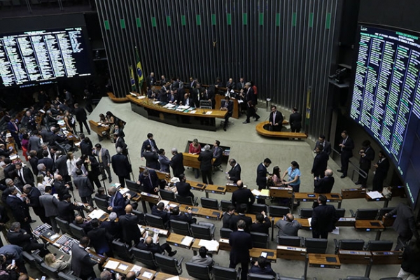 Com apoio de tucanos, Cmara aprova PEC da reduo da maioridade penal