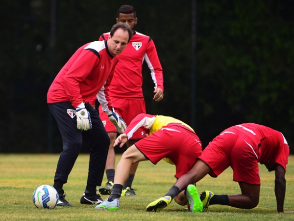 Ceni treina com bola e deve reforar o So Paulo contra o Cear 