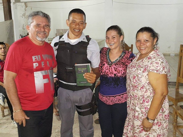 Policial Militar Dourado recebe bblia de presente no dia do soldado.