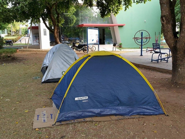 Sem terra acampam na Praa dos Colonizadores e querem tomar a SEMATUR