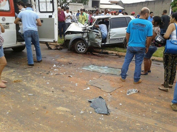 Carro bate na traseira de caminho caamba e deixa trs pessoas feridas.