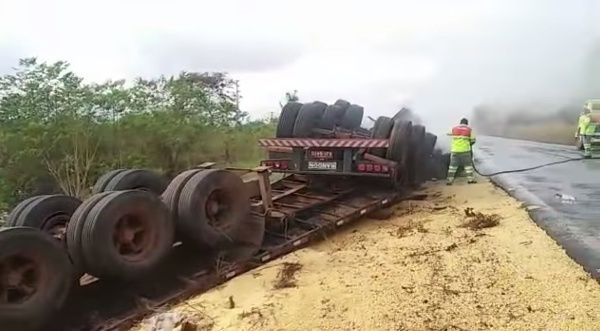 Carreta carregada com milho pega fogo aps tombar durante ultrapassagem