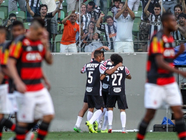 Atltico-MG goleia Flamengo e segue na cola do lder