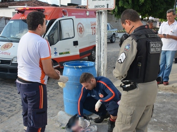 Beb  encontrado morto dentro de tambor de lixo