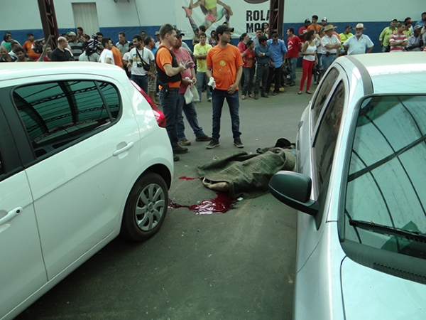 Homem  assassinado com 04 tiros na cabea em plena luz do dia no calado da Rua Sorocaba em Juara.