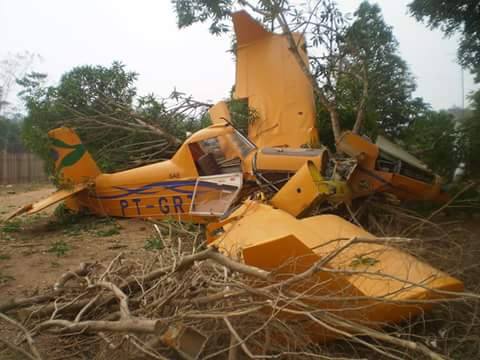 Avio tem pane mecnica e bate em rvore ao tentar decolar em Nova Bandeirantes.