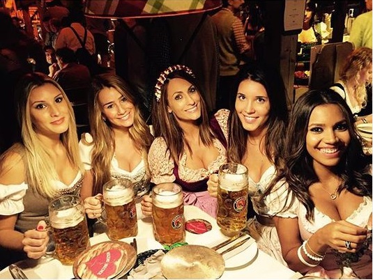 Mulheres de jogadores do Bayern de Munique esbanjam beleza no Oktoberfest
