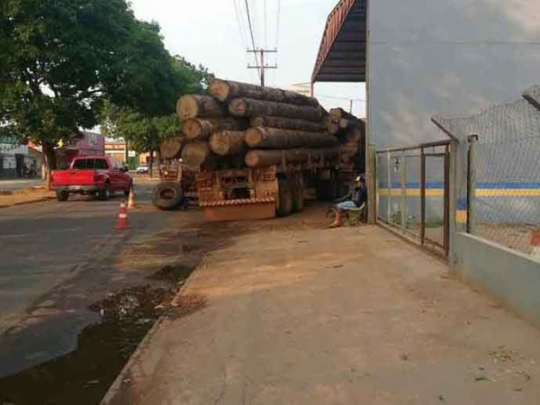 Estacionamentos em fila dupla e interrupo de caladas so constantes em Juara.