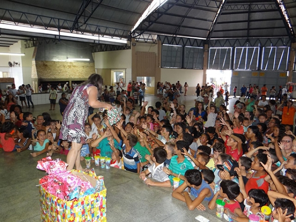 Dezenas de crianas participam das comemoraes do Dia da Criana promovidas pela prefeitura.