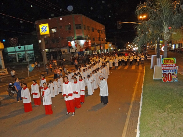 Catlicos comemoram o Dia da Padroeira do Brasil com procisso e missa.