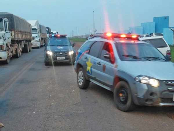 Revoltada, populao de Juna arma operao de guerra e fecha rodovia para evitar que ndios cobrem pedgio