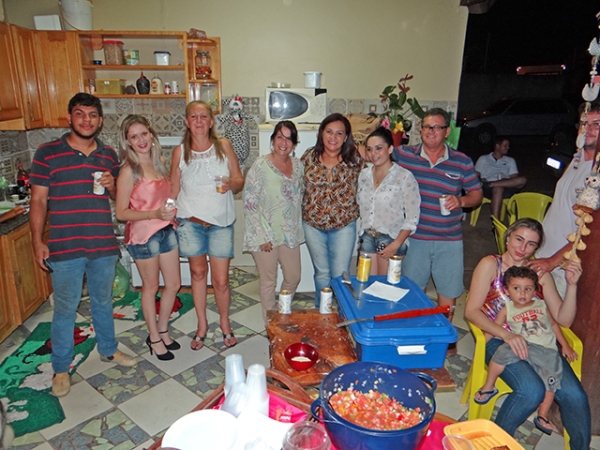 Amigos e familiares comemoram aniversrio de Magna Matias.