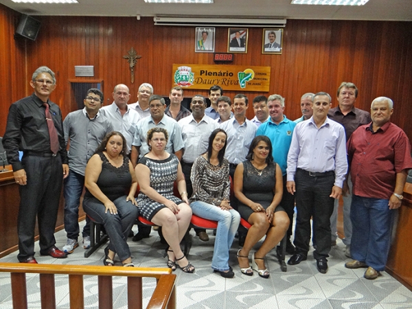 Nova diretoria do SISMUJ toma posse em clima festivo e homenageia colaboradores.