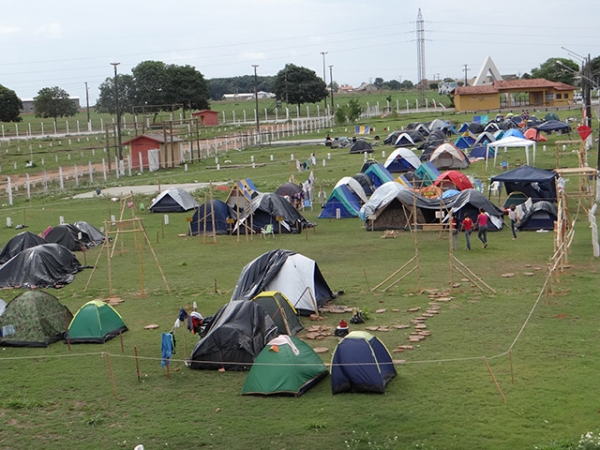 Cerca de 300 jovens desbravadores da regio passam feriado acampados na ACRIVALE em Juara.