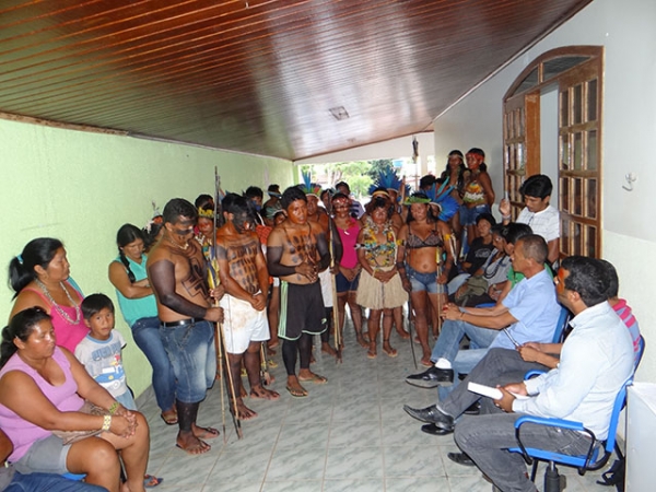 Pintados para guerra e armados com arco e flecha, ndios Apiaks ameaam queimar caminhonetes se problemas nao forem solucionados.