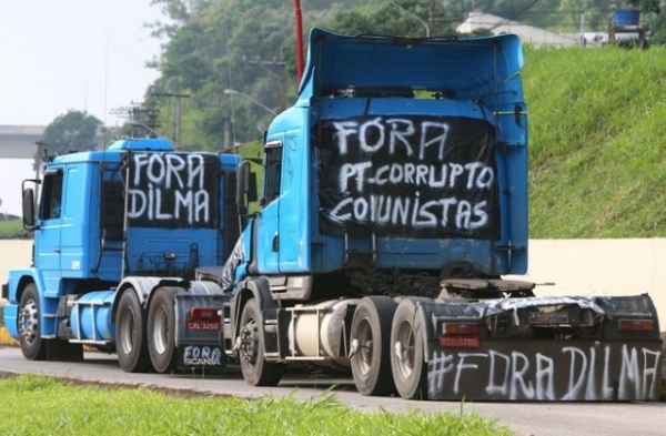 Protesto de caminhoneiros bloqueia rodovias em vrios Estados do Pas