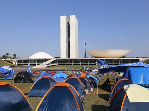 Oposio e manifestantes pedem mais agilidade na definio sobre pedido de impeachment