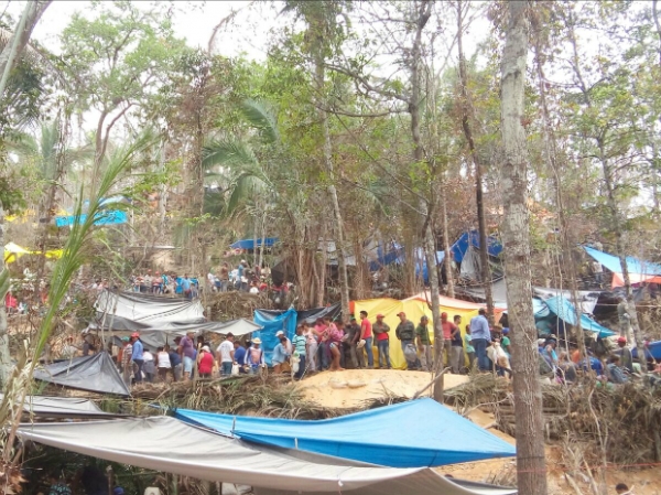 Garimpeiros so retirados do garimpo da Serra da Borda em Pontes e Lacerda.