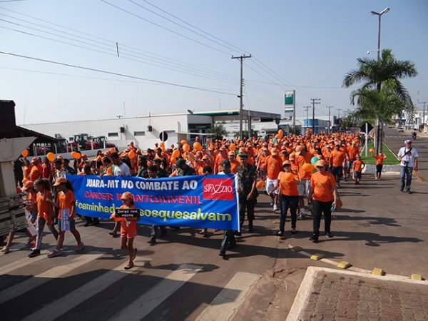 Caminhada Passos Que Salvam leva dezenas de pessoas para a Avenida em Juara.