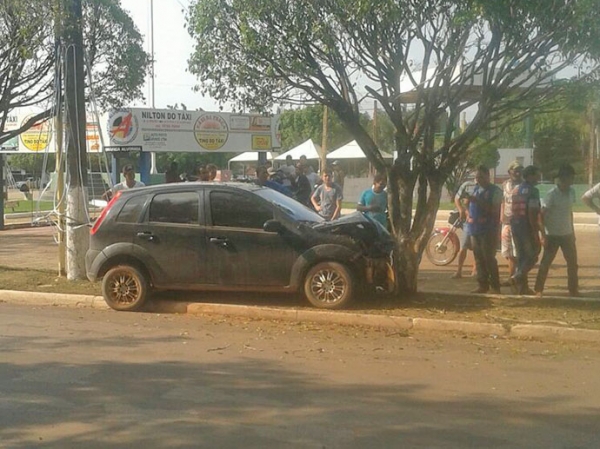 Empresrio bate carro em rvore do canteiro central da praa dos Colonizadores.