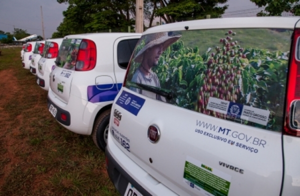 Governo de MT entrega novos veculos para atender a agricultura familiar