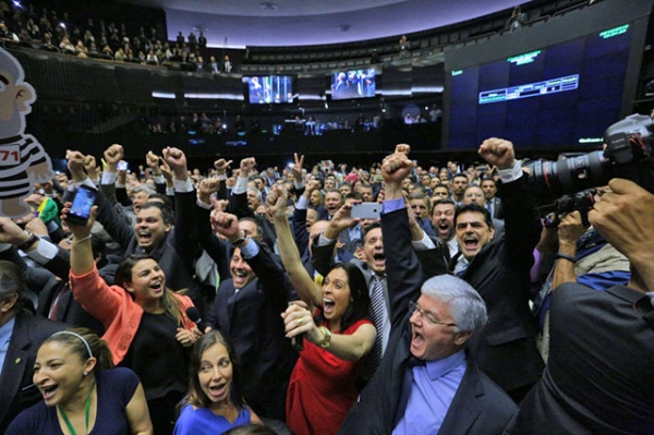 Cmara derrota Planalto e elege chapa da oposio e dissidentes para comisso do impeachment